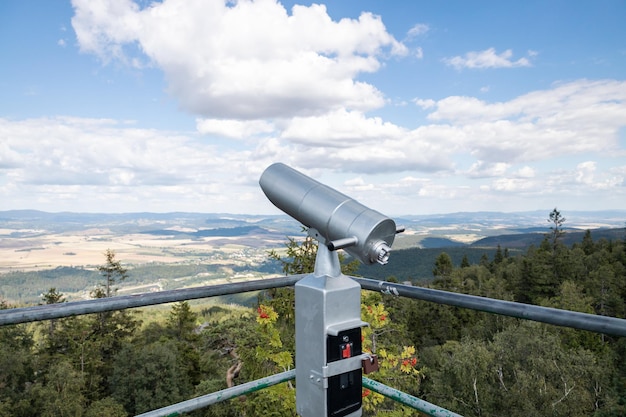 Des jumelles sont installées dans les montagnes pour que les touristes puissent observer les sites