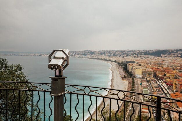 Jumelles touristiques avec vue panoramique sur la vieille ville de Nice