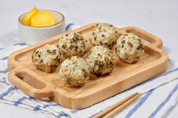 Jumeogbap ou boule de riz coréen. Une célèbre cuisine coréenne traditionnelle,