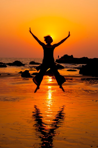 Photo jump woman et son reflet dans l'eauxa