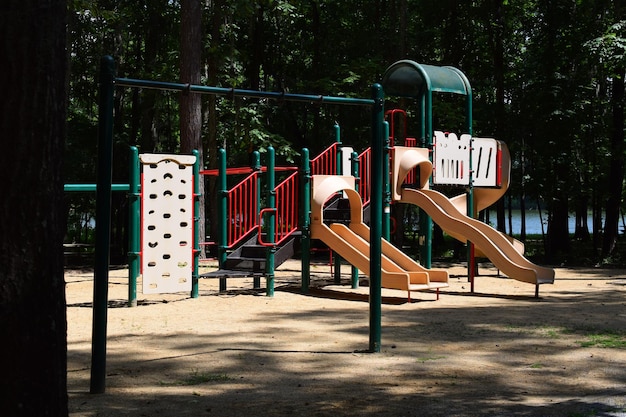 Jungle gym et des arbres dans le parc
