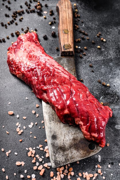 Jupe crue, steak de machette sur un couperet à viande. Vue de dessus