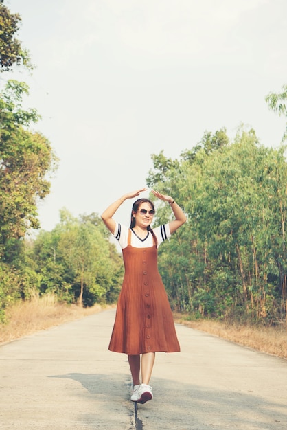 Jupe femme et chaussures baskets Marcher sur la route et se garer