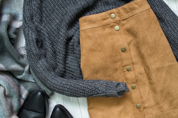 Photo jupe marron et pull gris. concept à la mode
