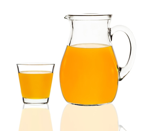 Jus d'abricot dans un verre et une carafe sur fond blanc