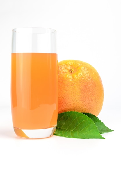 Jus d'agrumes frais et orange isolé sur blanc