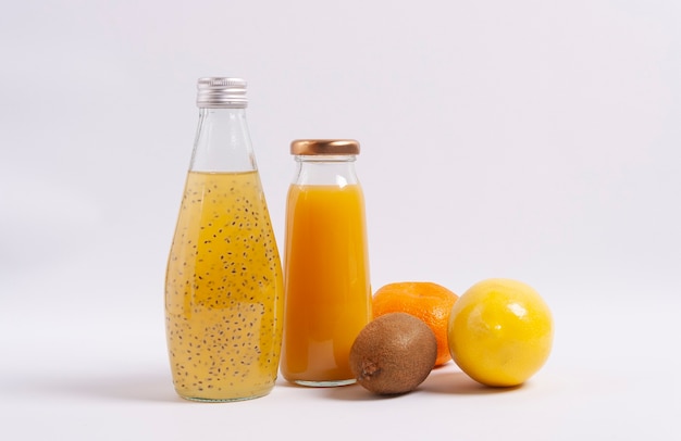 Jus d'agrumes et fruits sur fond en bois. Mise au point sélective