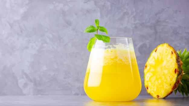 Jus d'ananas sur fond gris