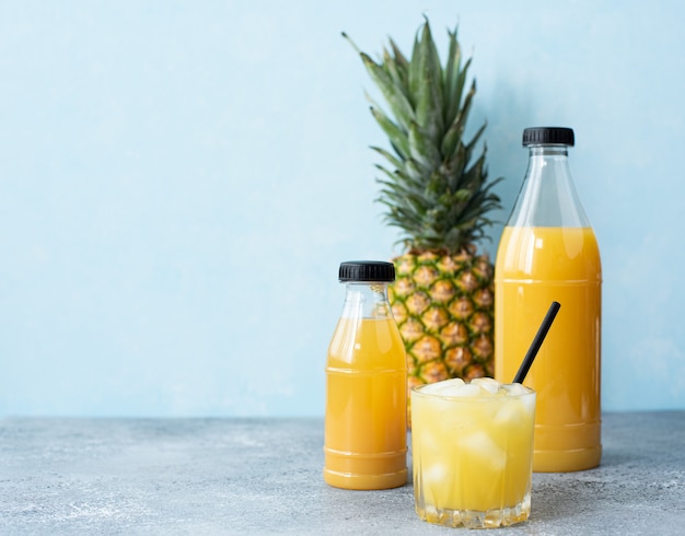 Jus d'ananas fraîchement pressé dans des bouteilles en plastique