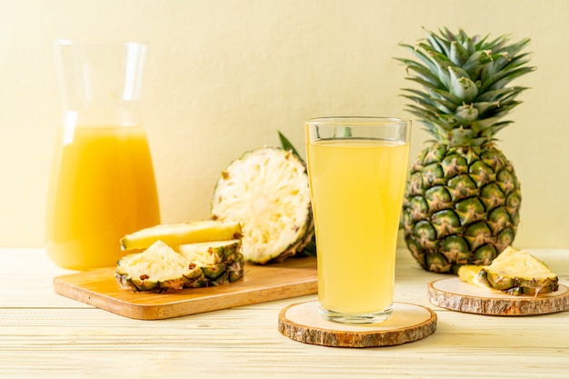 Photo jus d'ananas frais et ananas frais