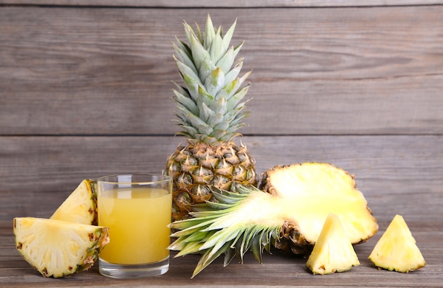 Jus d'ananas frais dans le verre avec des tranches