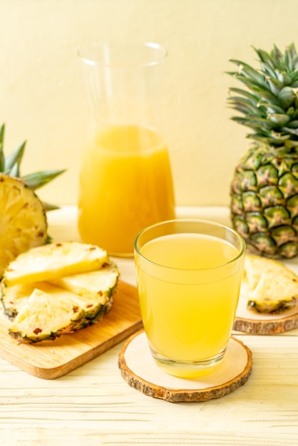 Jus d'ananas frais sur fond de bois