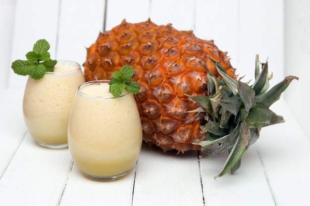 Jus d&#39;ananas frais isolé sur fond blanc.