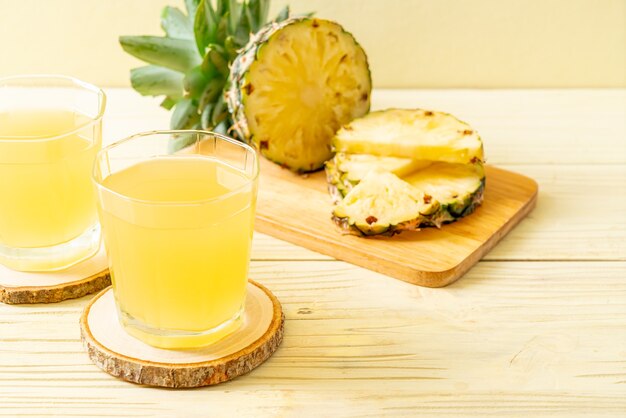 Jus d'ananas frais sur table en bois