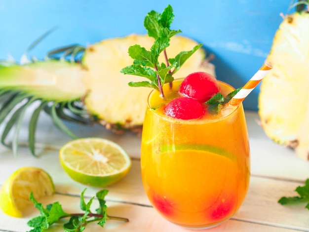 Photo jus d'ananas avec pastèque et feuilles de menthe fraîche pour le concept de boissons d'été
