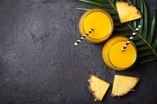 Jus d&#39;ananas ou smoothies et tranches d&#39;ananas