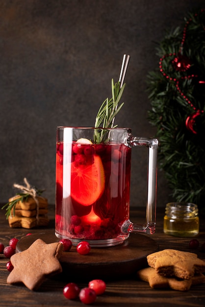 Jus de canneberge au miel de citron et cannelle dans une tasse en verre, gros plan