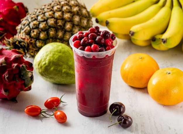 Jus de canneberge aux fruits crus servi dans un verre jetable isolé sur fond vue de dessus nourriture taïwanaise