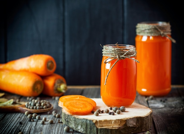 jus de carotte dans un bocal en verre