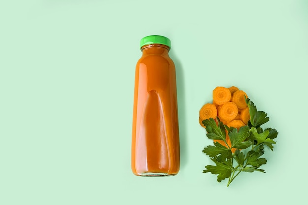 Jus de carotte sain dans une bouteille en verre sur la table