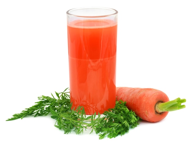 Jus de carottes sur fond blanc