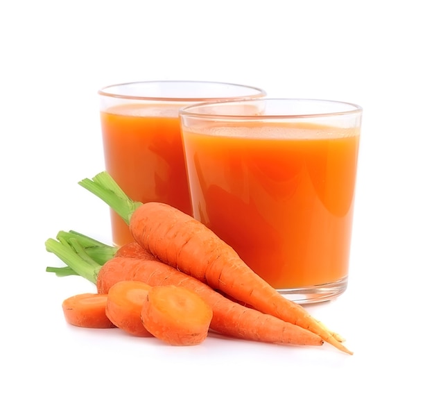 Jus de carottes en gros plan sur blanc