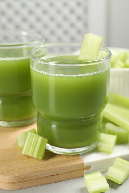 Jus de céleri et légumes frais sur la table libre