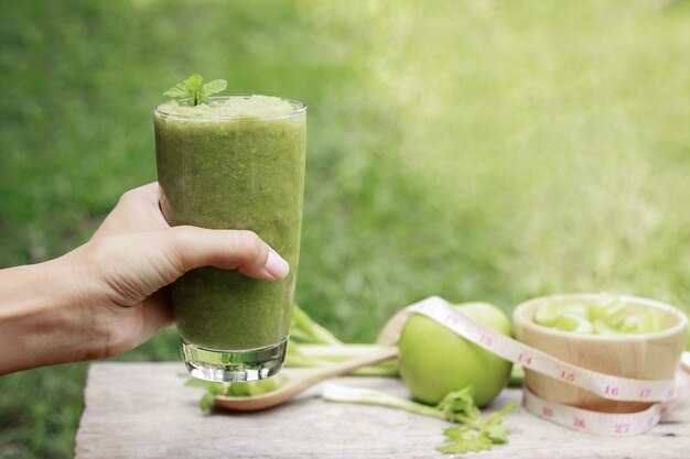 Jus de céleri en verre pour une alimentation saine avec fibre avec prise en main