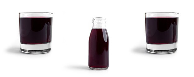 Jus de cerise en bouteille isolé sur blanc.