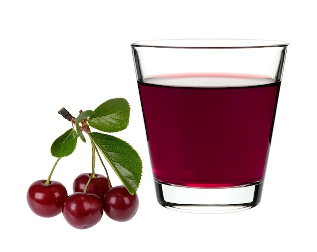 Jus de cerise dans un verre avec des cerises sur fond blanc