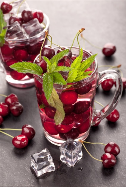 Jus de cerises dans des tasses en verre