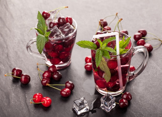 Jus de cerises dans des verres tasses