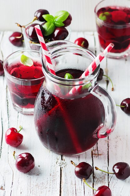 Jus de cerises fraîches avec de la glace