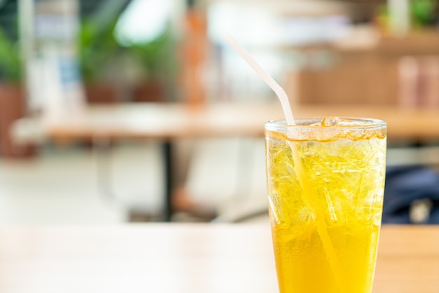 Jus de chrysanthème glacé sur table en bois au café-restaurant