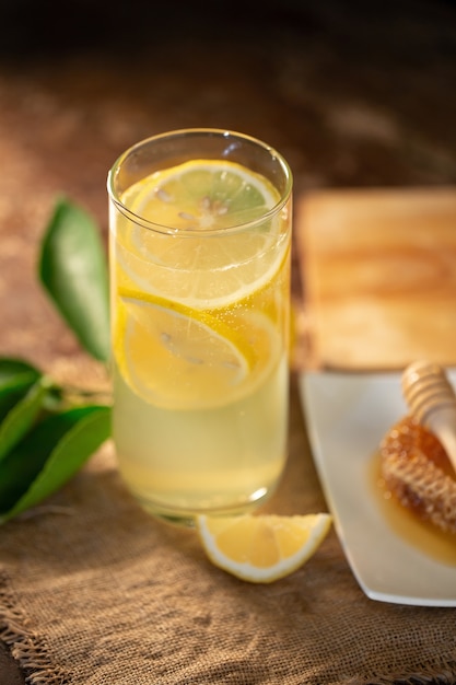 Jus de citron avec du miel sur la table en bois