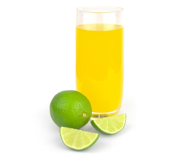 Jus de citron vert frais isolé sur blanc.