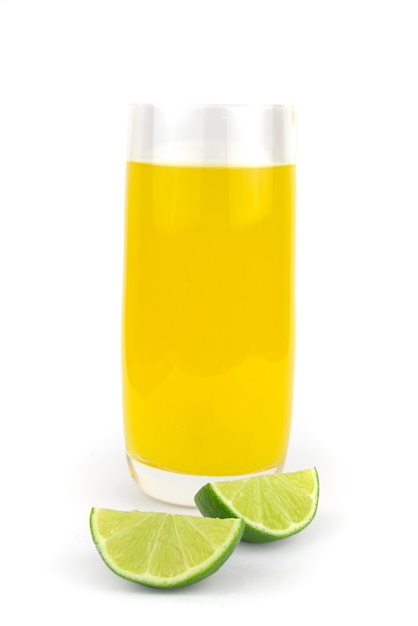 Jus de citron vert frais isolé sur fond blanc.