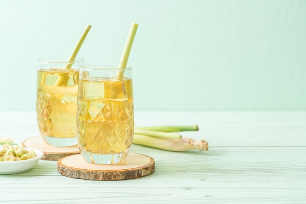 jus de citronnelle glacé sur fond de bois