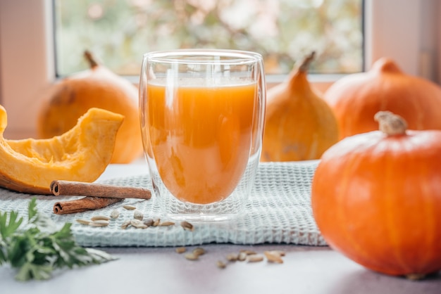 Jus de citrouille fraîchement pressé avec persil et graines de citrouille