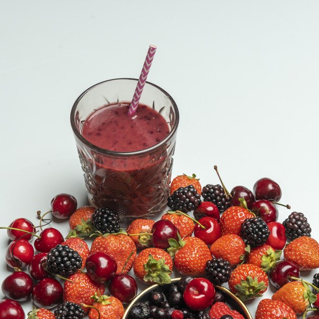 Un jus détox dans un verre râpé à base de fruits des bois