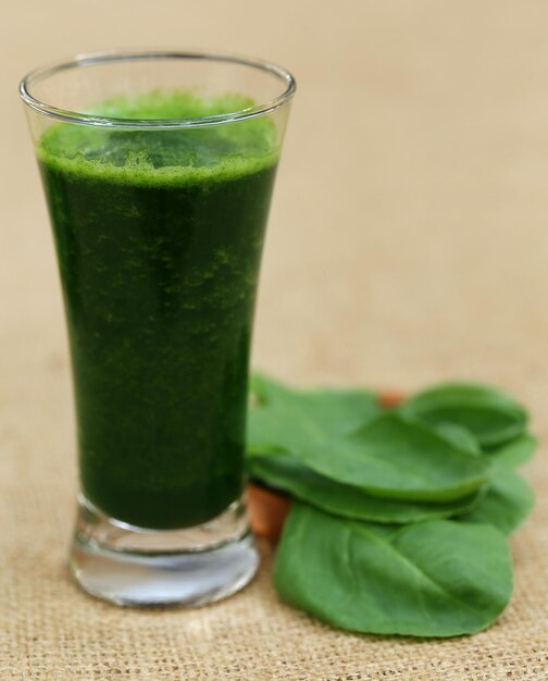 Jus d'épinards dans un verre