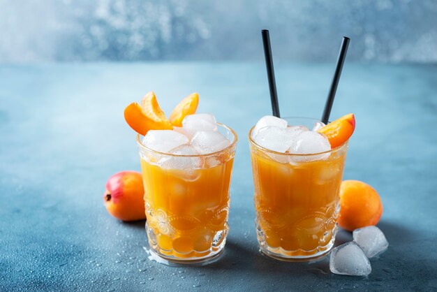 Jus d'été aux abricots et glace