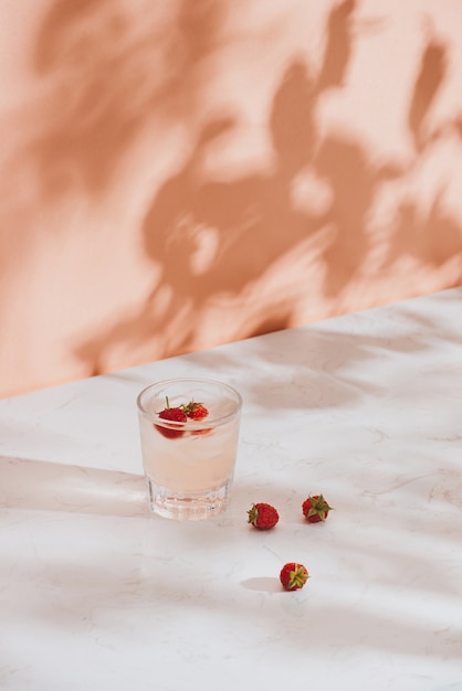 Photo jus d'été aux framboises fraîches dans un verre sur fond clair