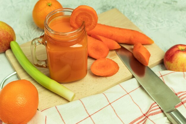 Jus frais et sain de carottes et de poireaux