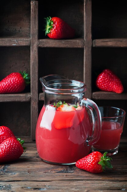 Jus de fraise fraîche sucrée sur la table vintage