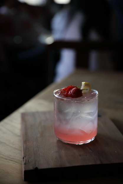 Jus de fraise avec soda sur fond de bois