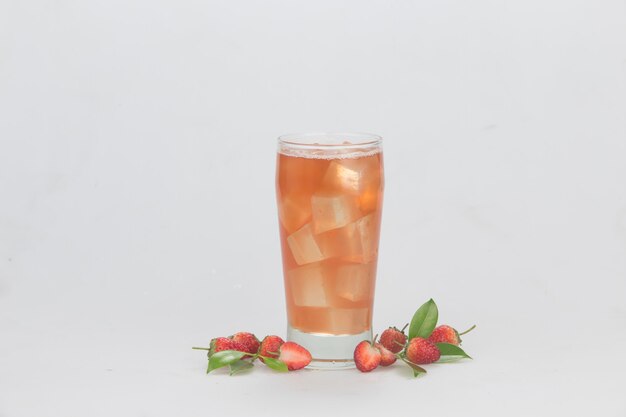 Jus de fraise sucrée avec toile de fond blanc