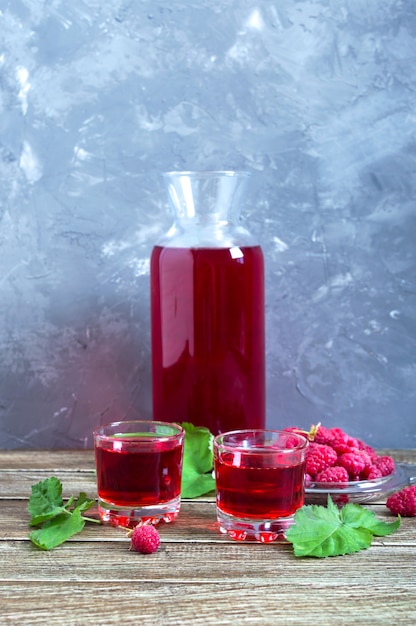 Photo jus de framboise dans des verres et baies fraîches