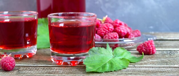 Jus de framboise dans des verres et baies fraîches