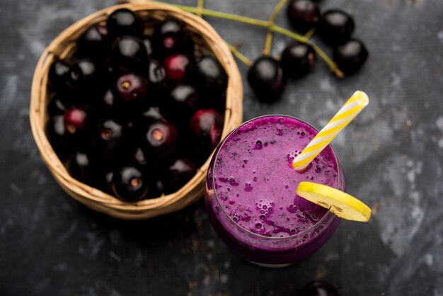 Jus de fruit jamun dans un verre également appelé prune de java, prune de jambolan, jambhul, syzygium cumini